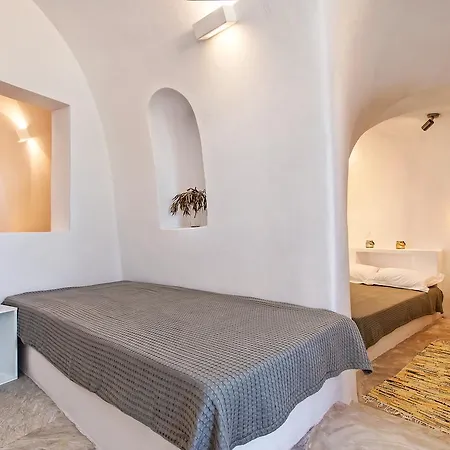 Amelie Canaves By Thireon Oia (Santorini)
